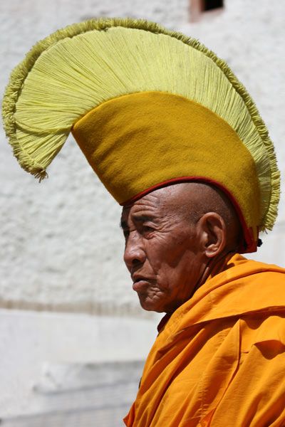 yellow-hats-buddism